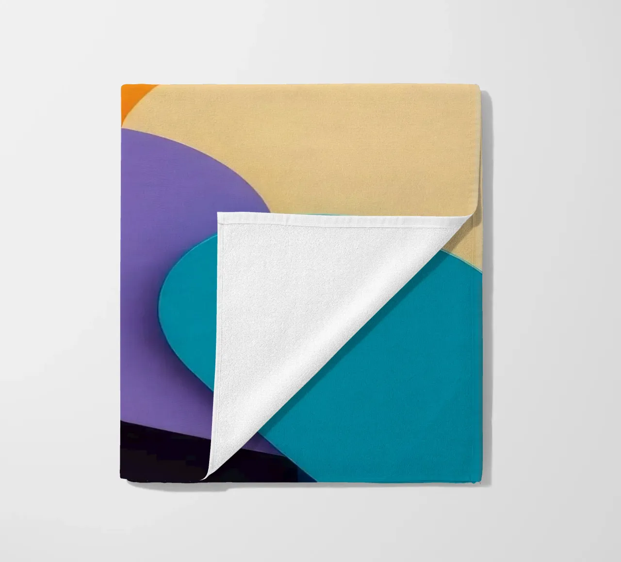 Formas geométricas de colores crean un diseño abstracto toalla de playa de DesignDoodle
