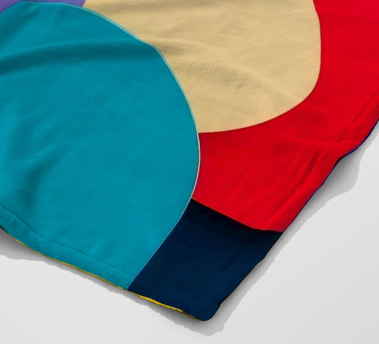 Le forme geometriche colorate creano un design astratto coperta in pile da DesignDoodle