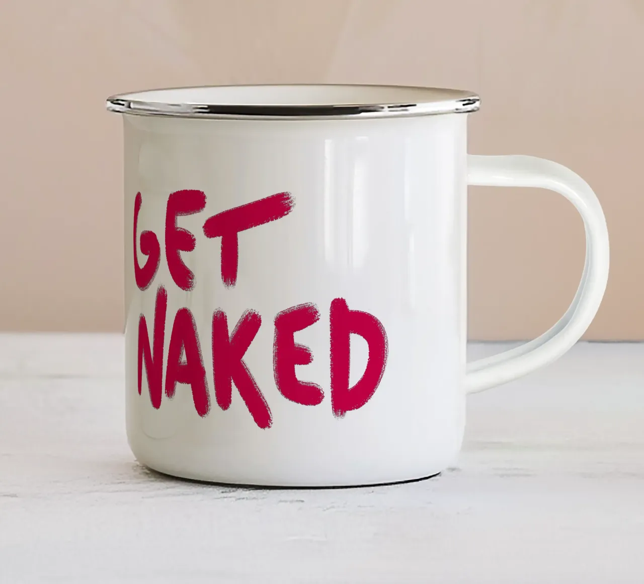 Rosa handlettering Get Naked tazza in smalto da Illustration Raissa Oltmanns