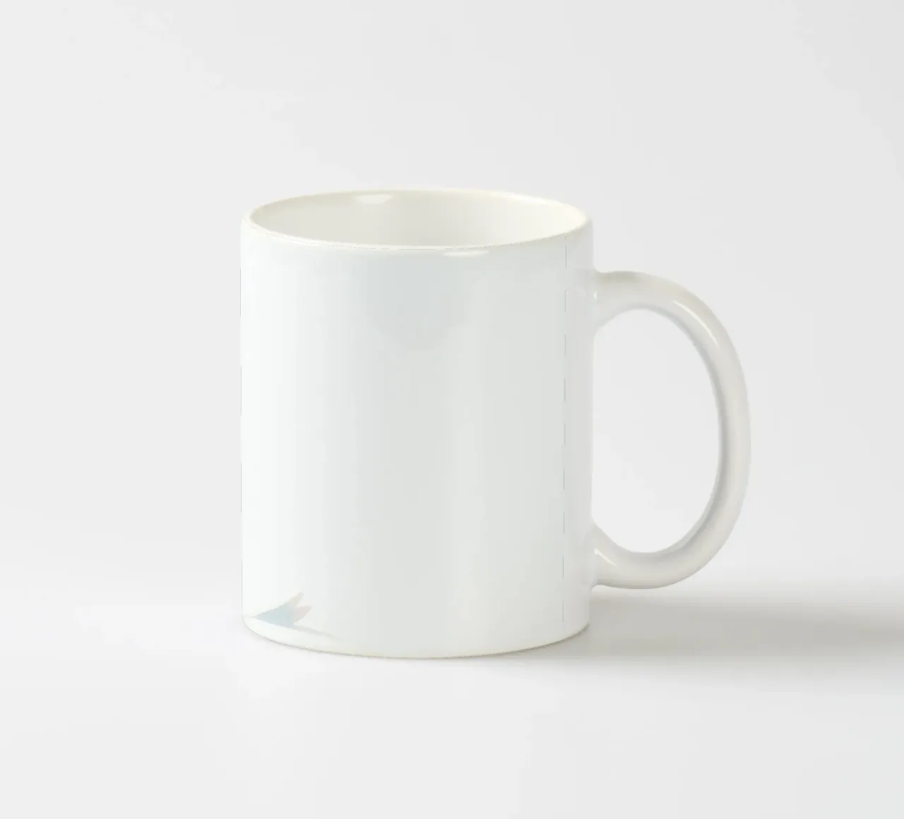 Elegante cigno bianco che scivola con grazia sull'acqua calma tazza in ceramica da DesignDoodle