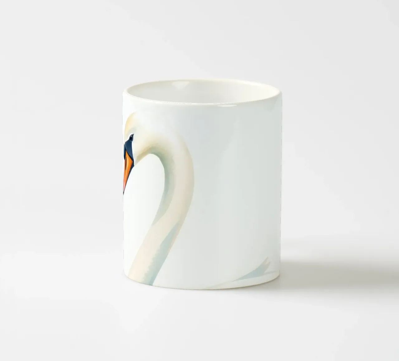 Elegante cigno bianco che scivola con grazia sull'acqua calma tazza in ceramica da DesignDoodle