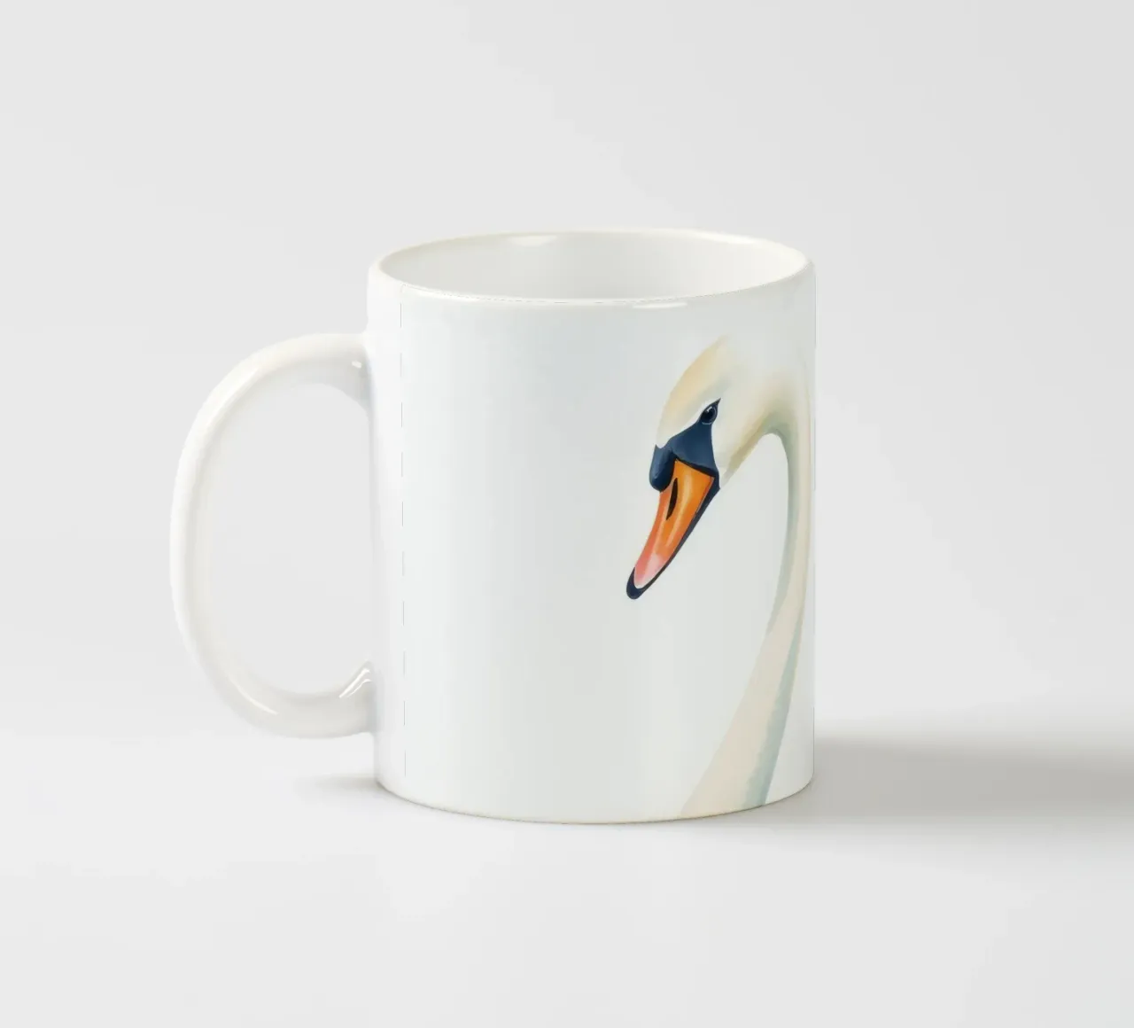 Elegante cigno bianco che scivola con grazia sull'acqua calma tazza in ceramica da DesignDoodle