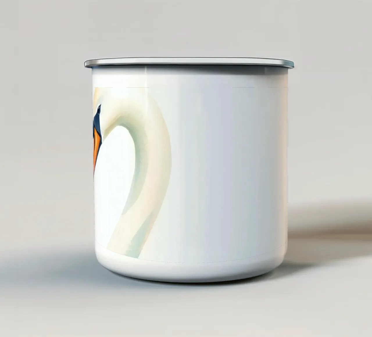 Elegante cigno bianco che scivola con grazia sull'acqua calma tazza in smalto da DesignDoodle