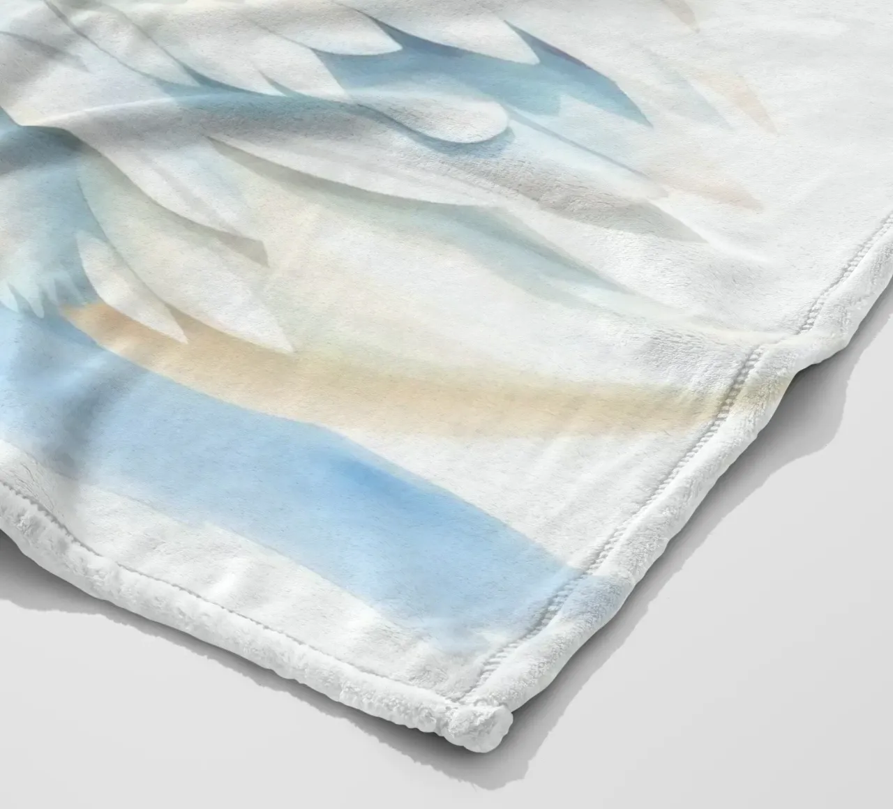 Eleganter weißer Schwan gleitet anmutig auf ruhigem Wasser Fleecedecke von DesignDoodle