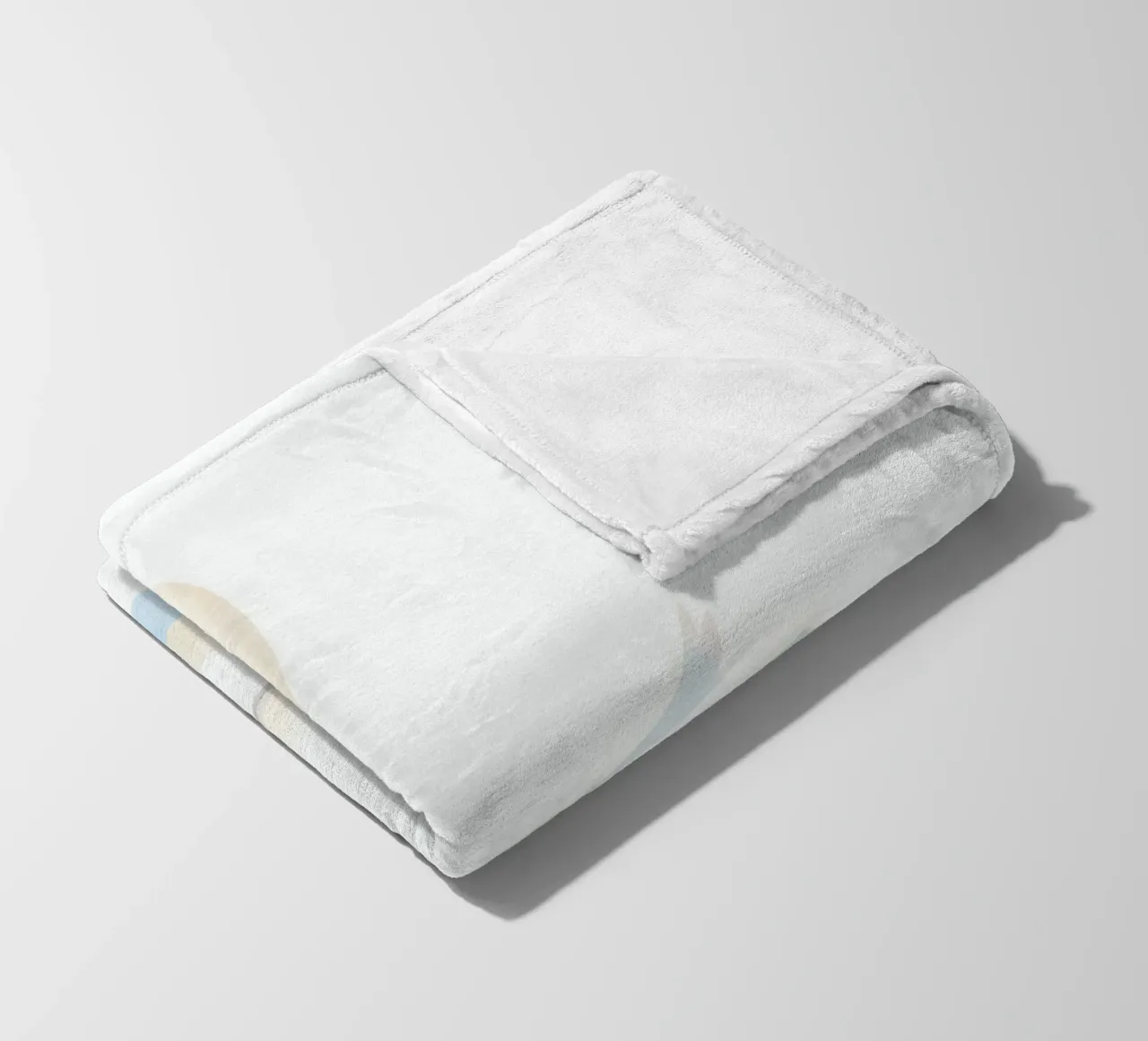 Eleganter weißer Schwan gleitet anmutig auf ruhigem Wasser Fleecedecke von DesignDoodle
