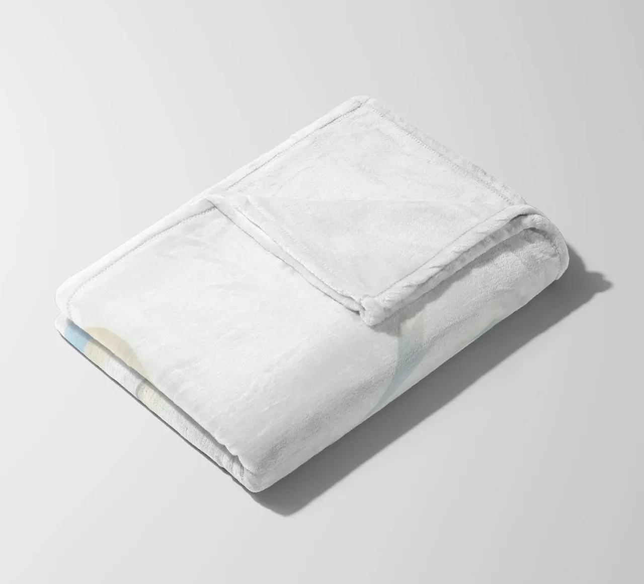 Eleganter weißer Schwan gleitet anmutig auf ruhigem Wasser Fleecedecke von DesignDoodle
