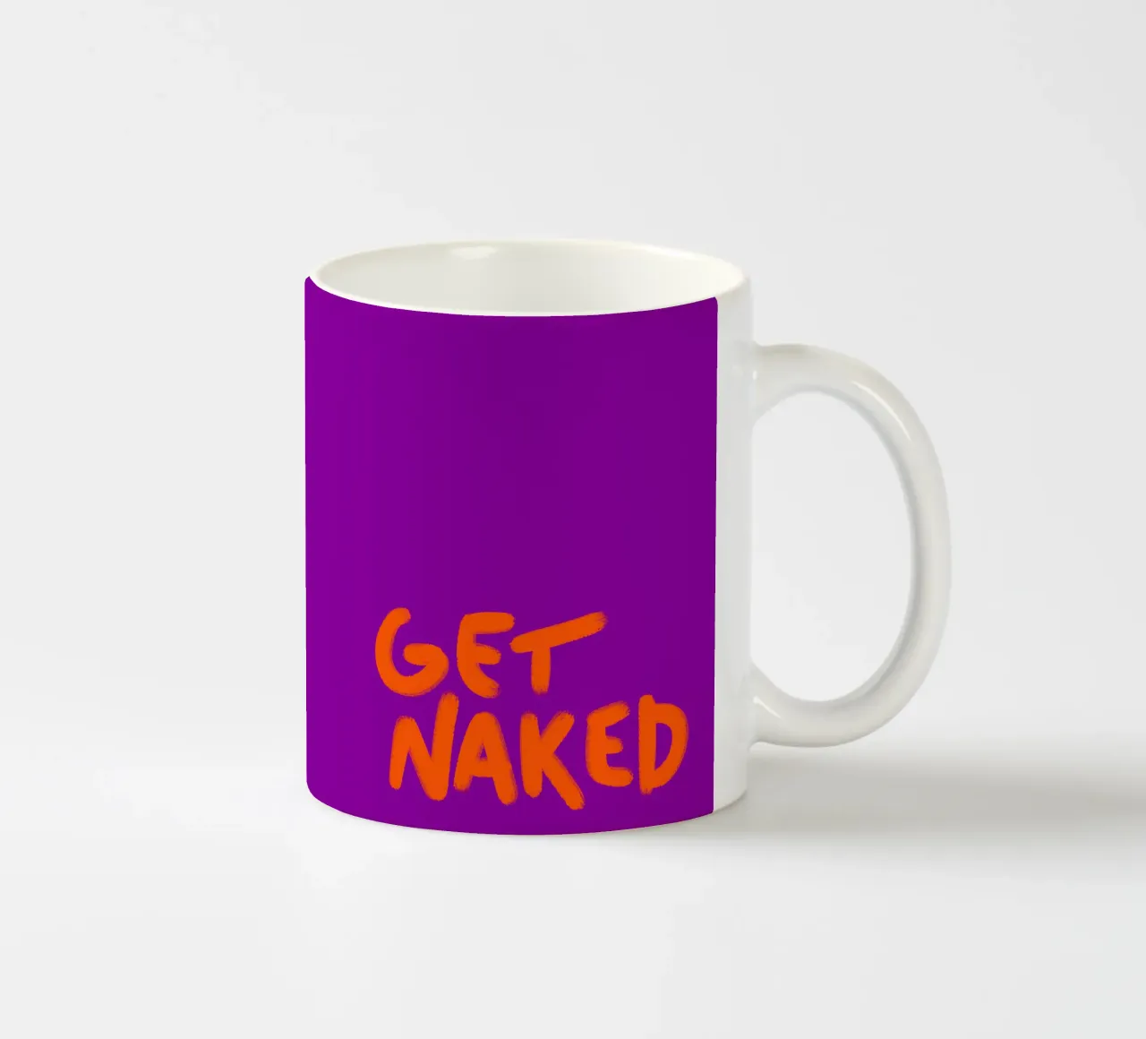 Handlettering nudo arancione su viola tazza in ceramica da Illustration Raissa Oltmanns