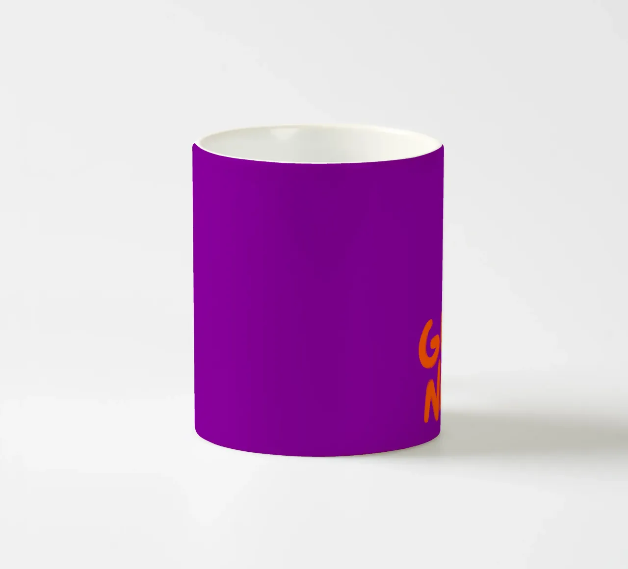 Handlettering nudo arancione su viola tazza in ceramica da Illustration Raissa Oltmanns