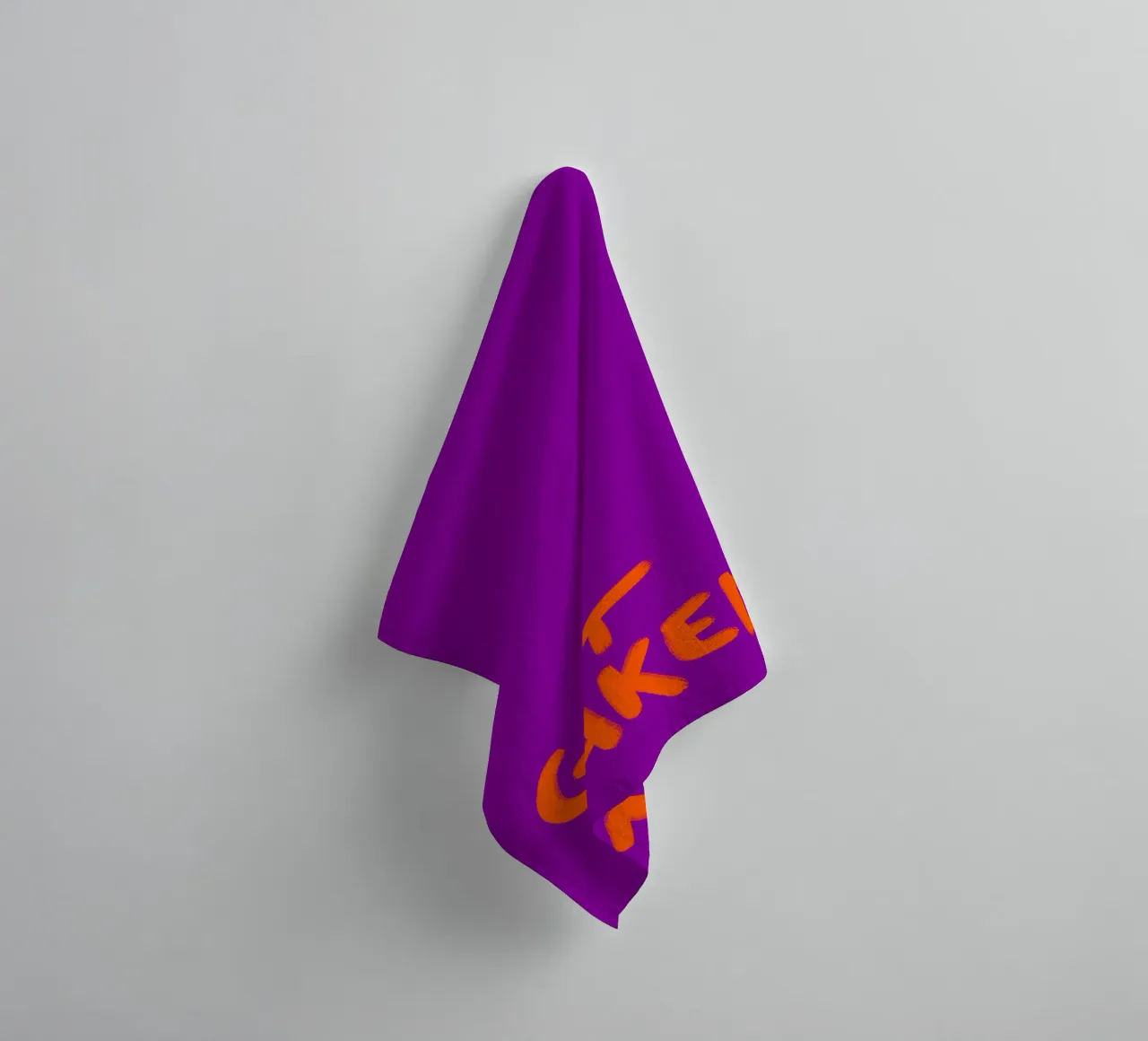 Handlettering nudo arancione su viola asciugamano da bagno da Illustration Raissa Oltmanns
