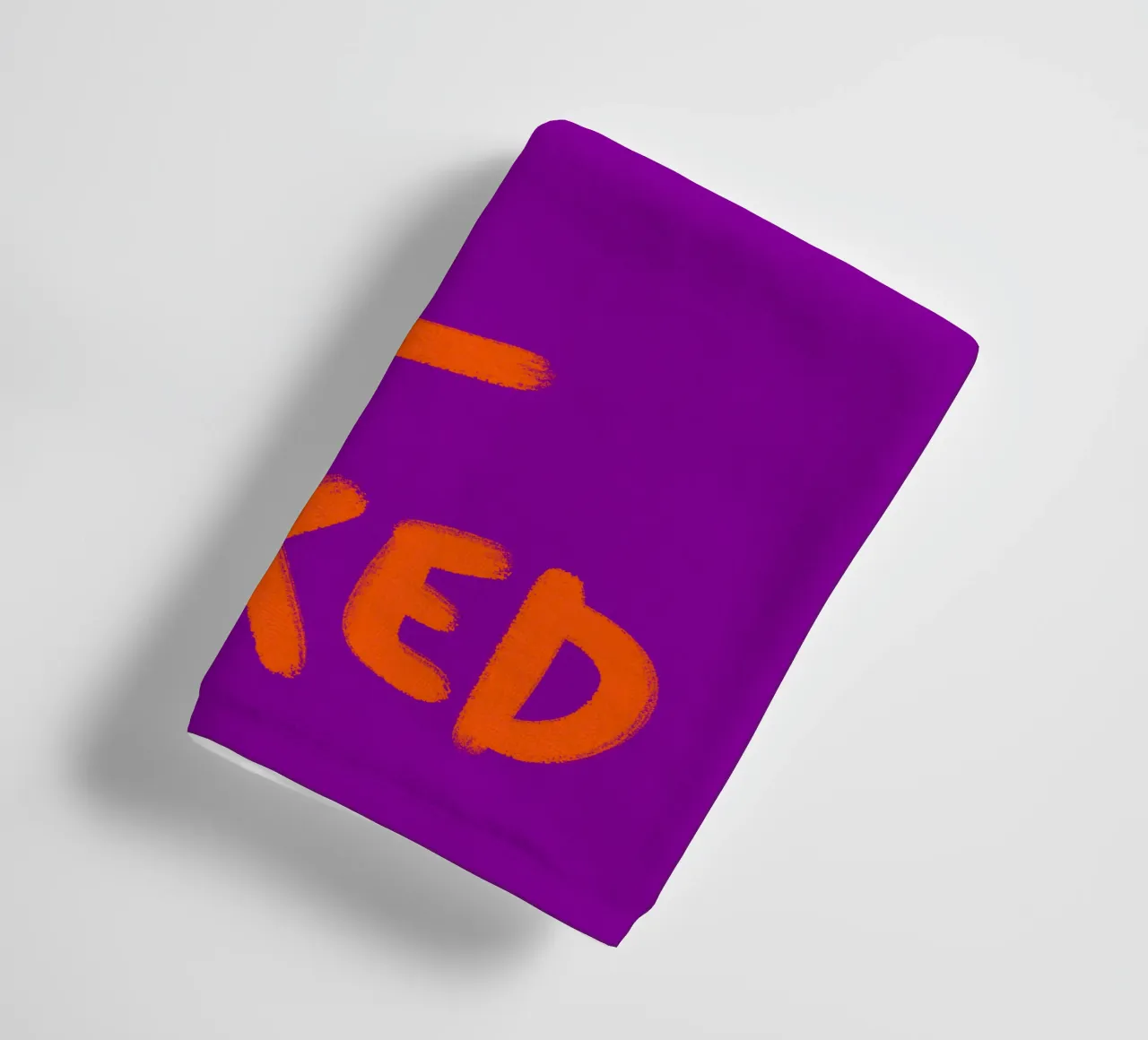 Handlettering nudo arancione su viola asciugamano da bagno da Illustration Raissa Oltmanns
