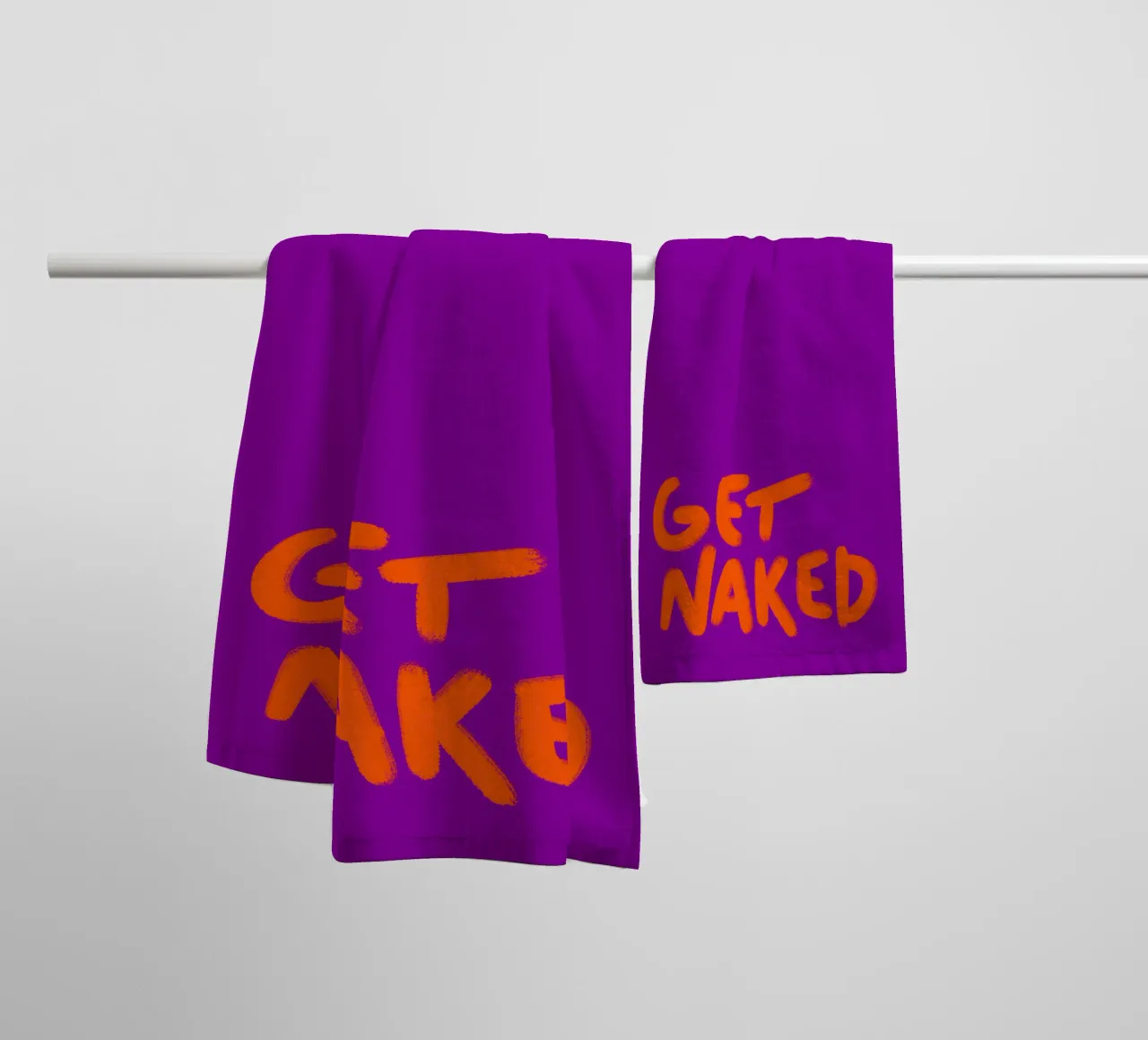 Handlettering nudo arancione su viola asciugamano da bagno da Illustration Raissa Oltmanns