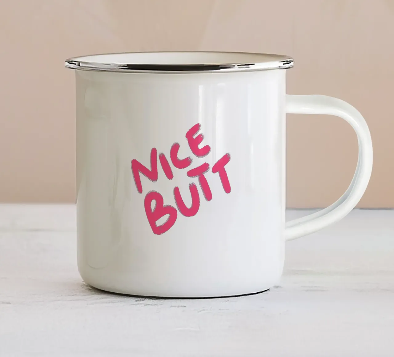 Bella calligrafia Butt tazza in smalto da Illustration Raissa Oltmanns