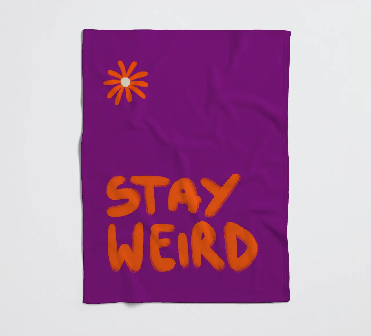 Stay Weird Handlettering orange on violet coperta in pile da Illustration Raissa Oltmanns