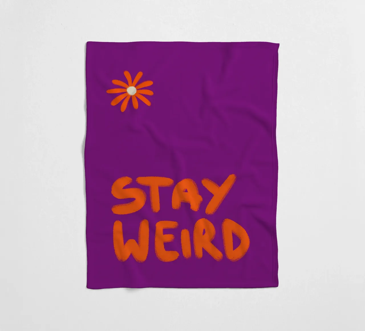 Stay Weird Handlettering orange on violet coperta in pile da Illustration Raissa Oltmanns