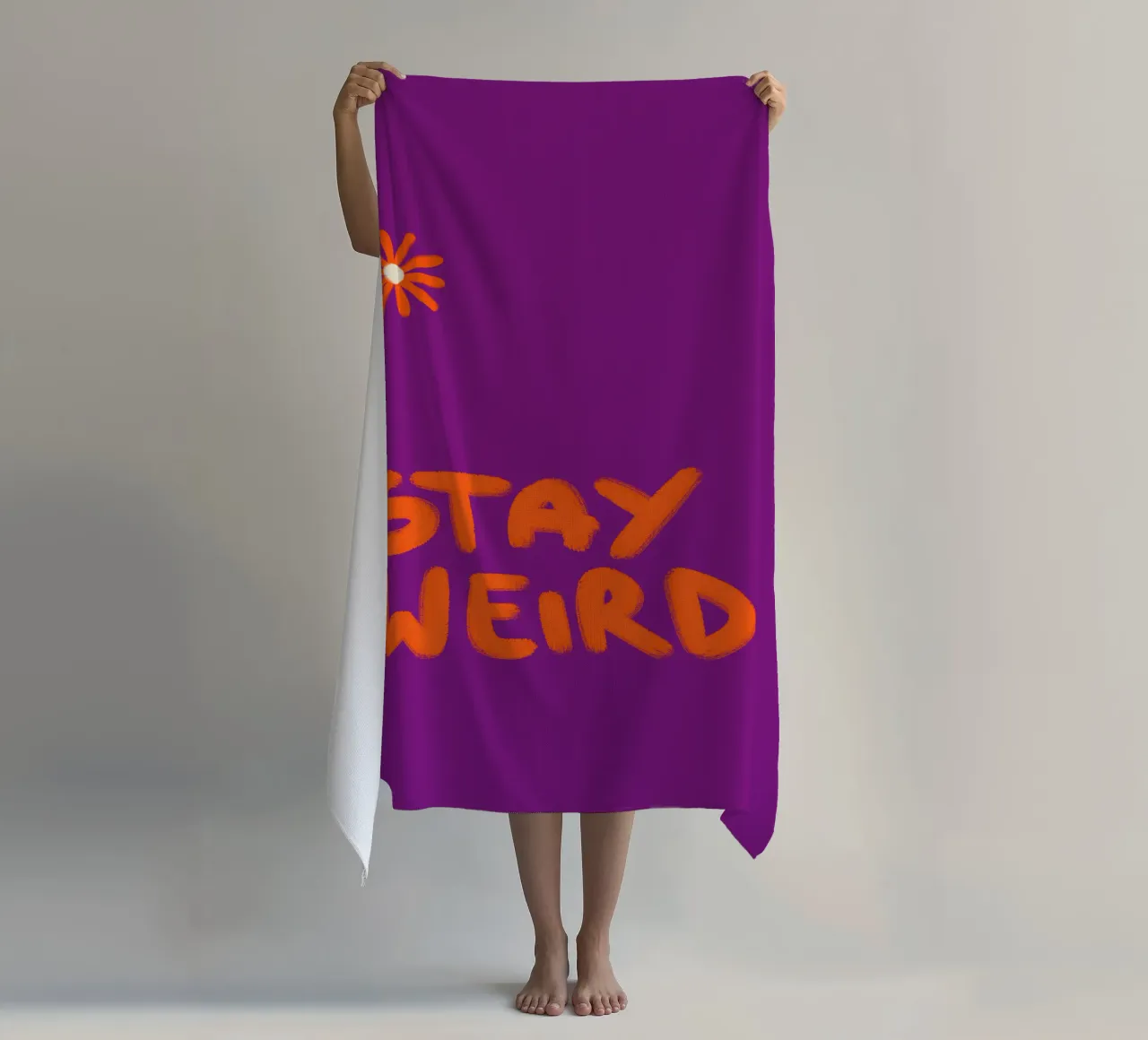 Stay Weird Handlettering orange on violet telo mare da Illustration Raissa Oltmanns