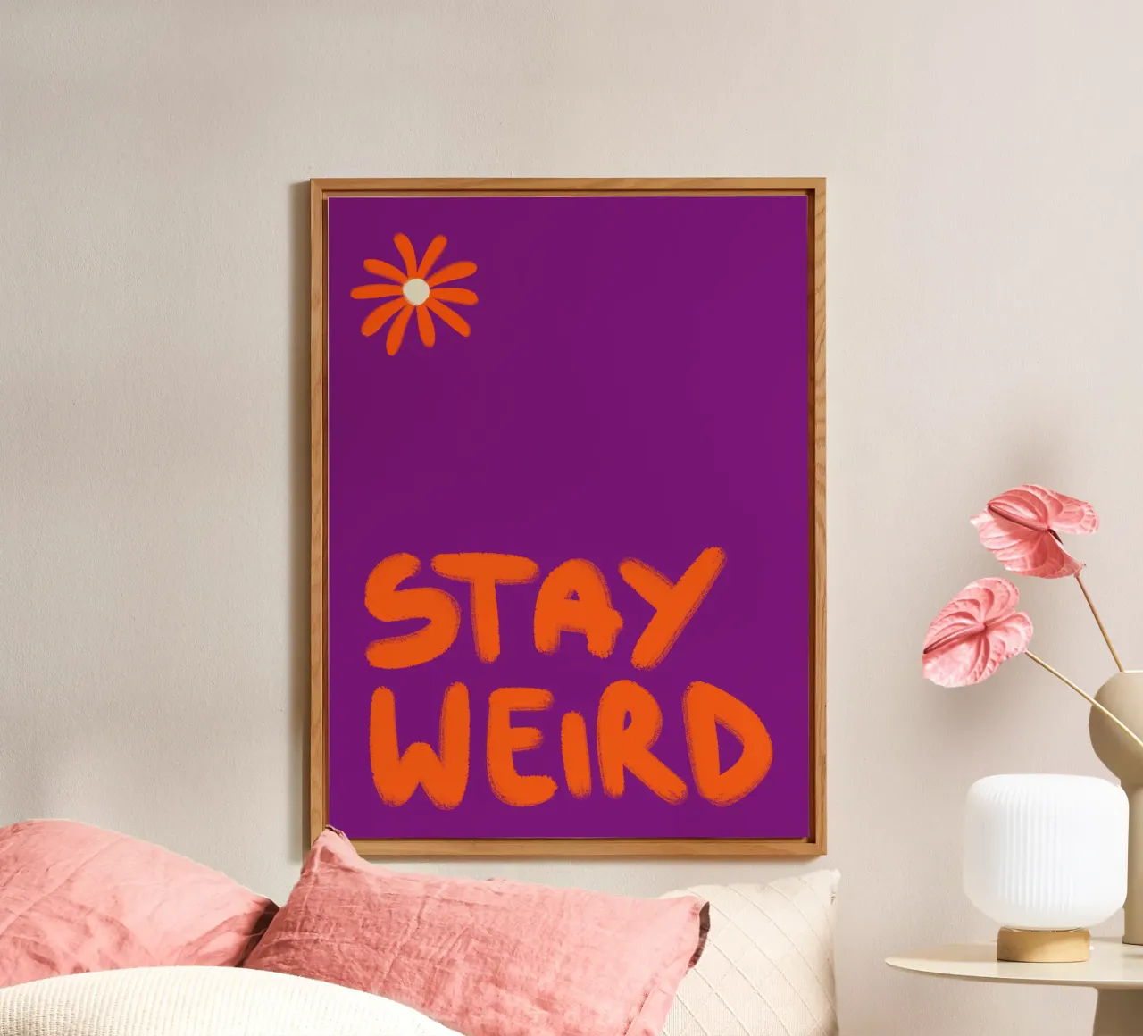 Stay Weird Handlettering orange on violet alluminio dibond da Illustration Raissa Oltmanns