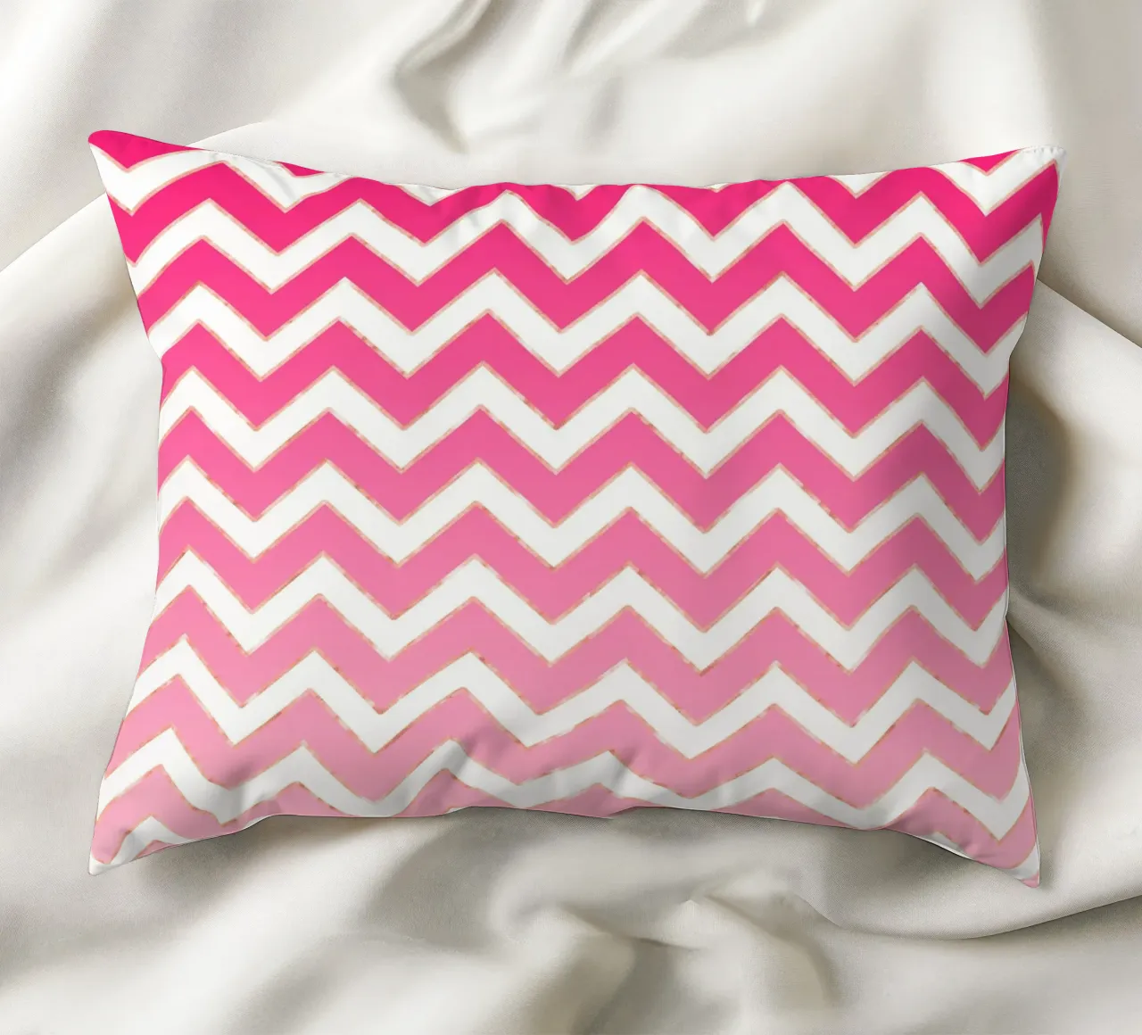 Motivo a zig zag in rosa e bianco con accenti in oro rosa cuscino da CalliLetters