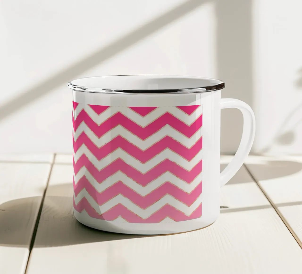 Motivo a zig zag in rosa e bianco con accenti in oro rosa tazza in smalto da CalliLetters