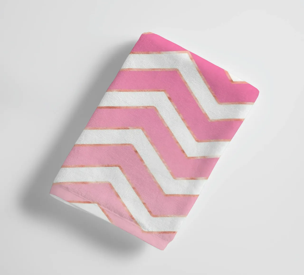 Motivo a zig zag in rosa e bianco con accenti in oro rosa asciugamano da bagno da CalliLetters
