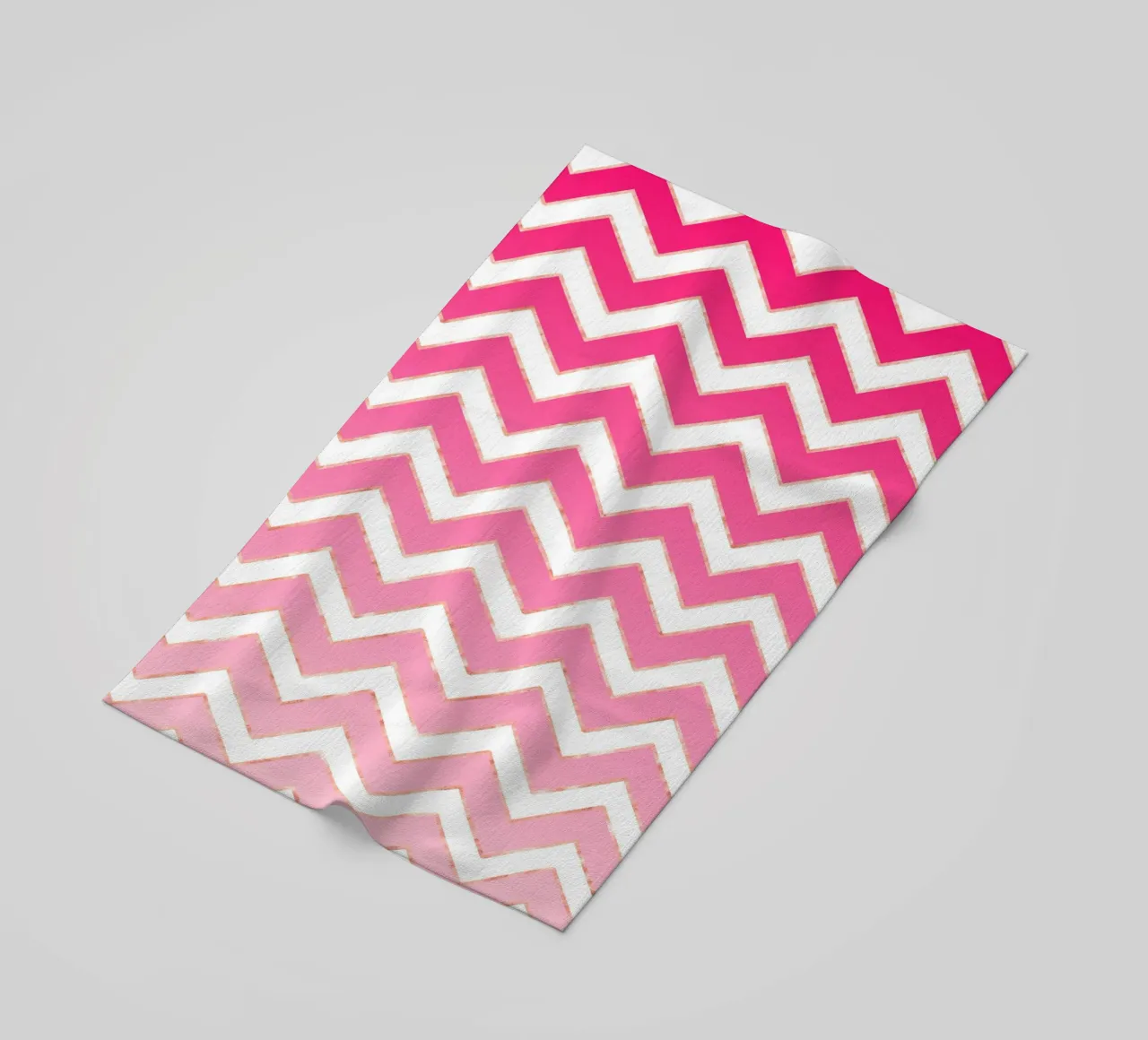 Motivo a zig zag in rosa e bianco con accenti in oro rosa telo mare da CalliLetters