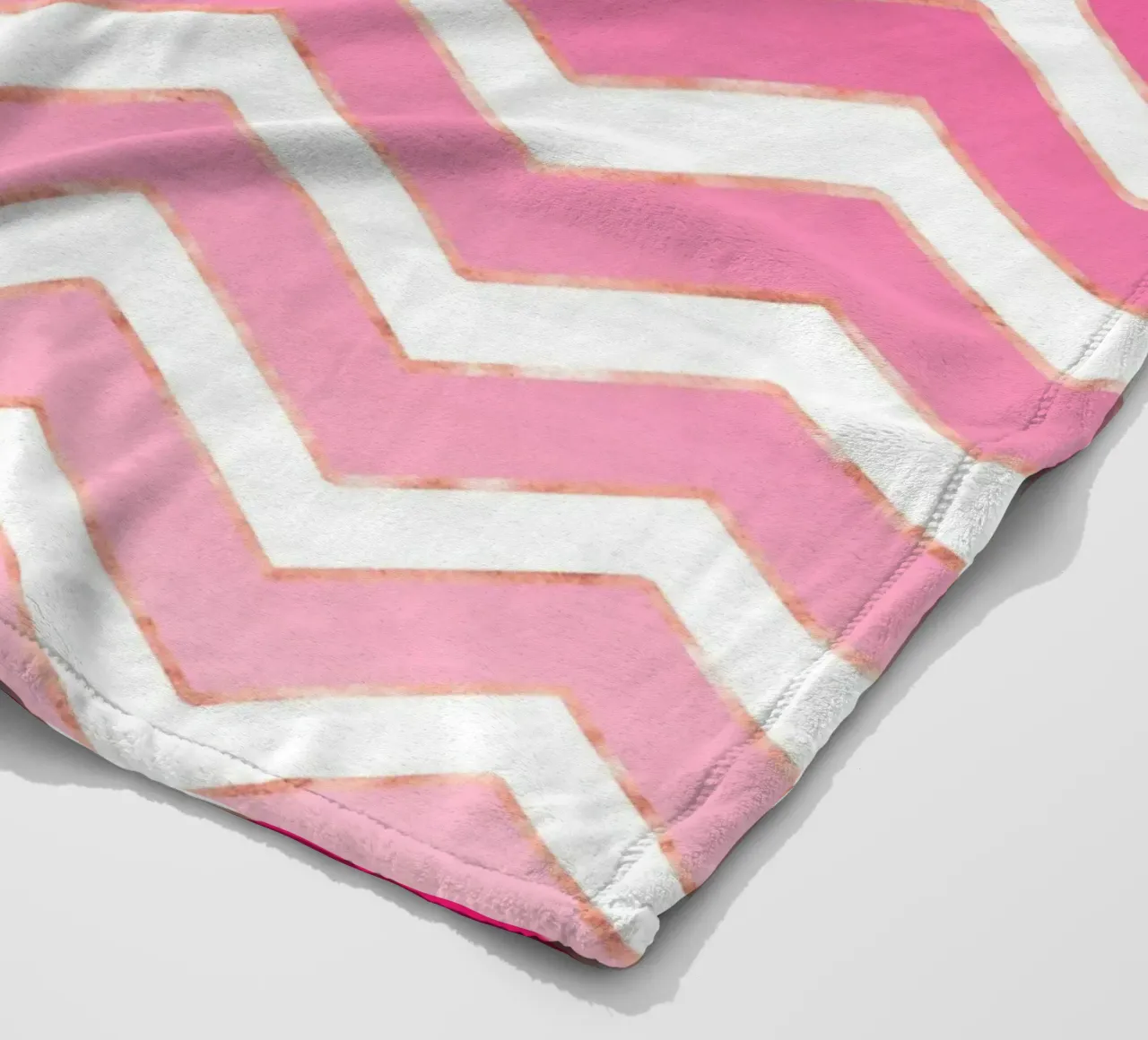Motivo a zig zag in rosa e bianco con accenti in oro rosa coperta in pile da CalliLetters