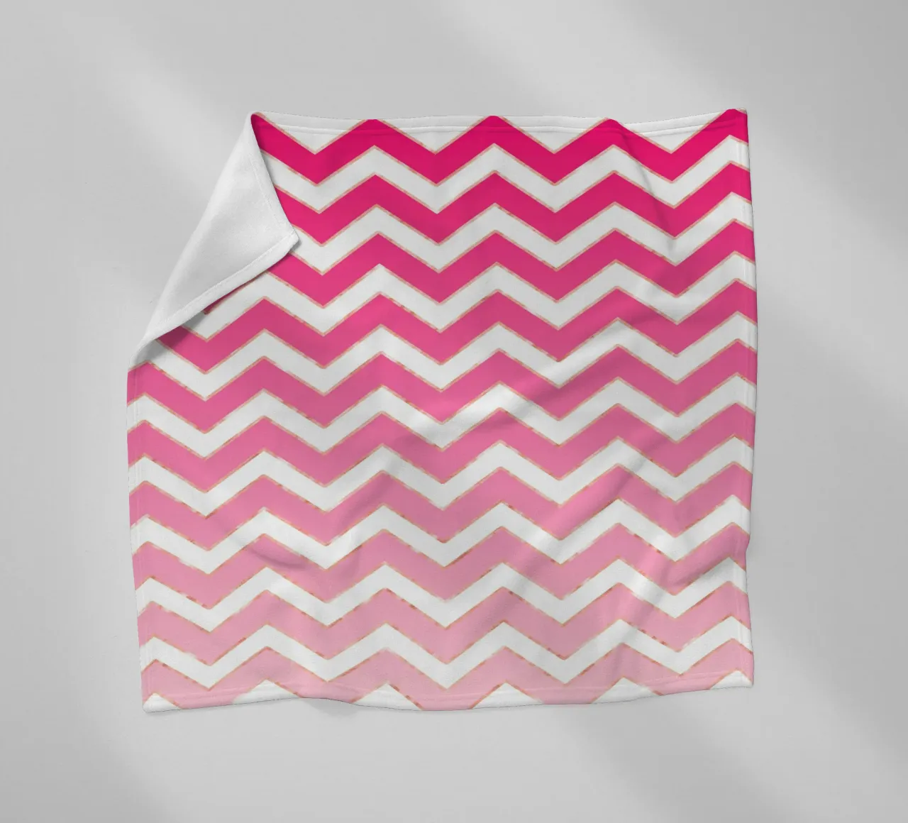 Motivo a zig zag in rosa e bianco con accenti in oro rosa coperta in pile da CalliLetters