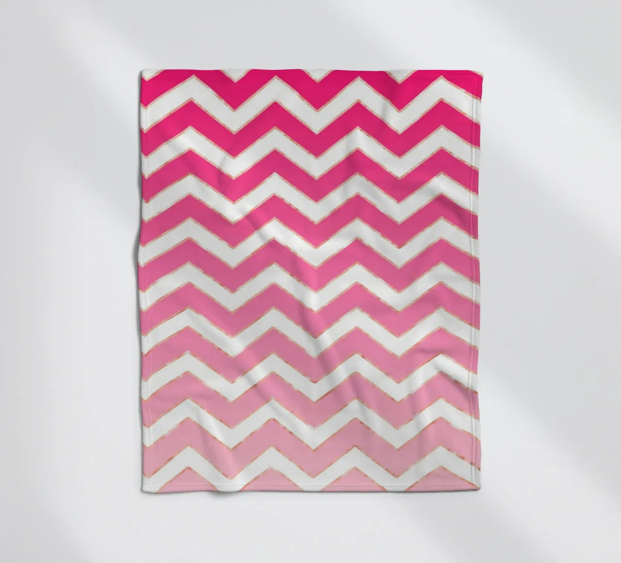 Motivo a zig zag in rosa e bianco con accenti in oro rosa coperta in pile da CalliLetters