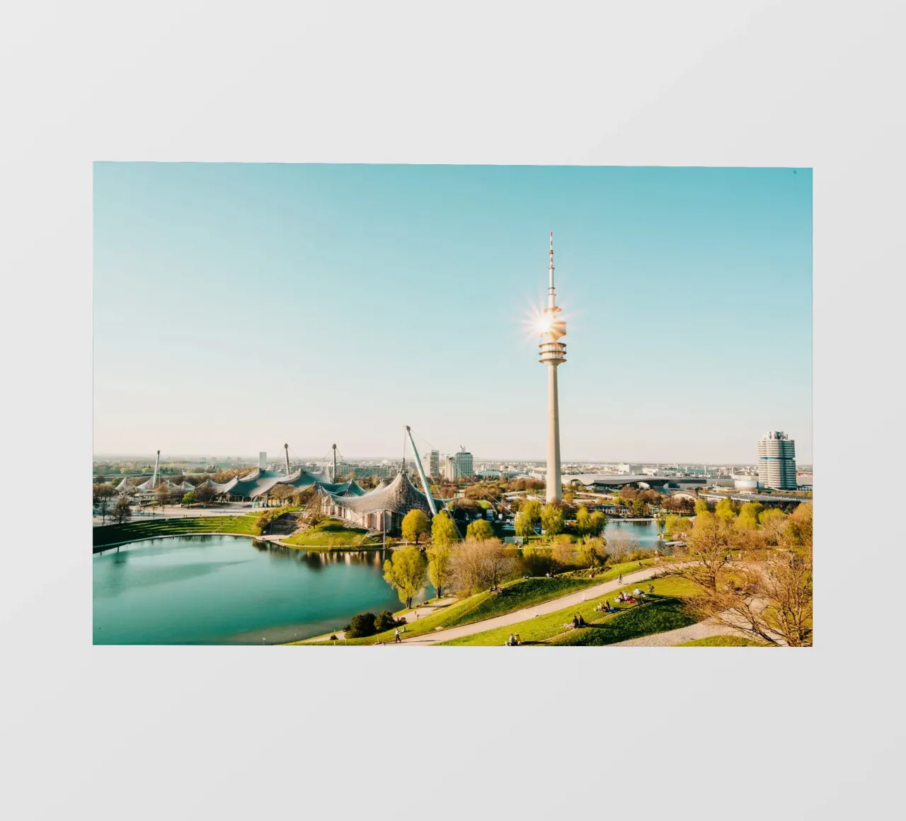 München, Olympiapark & Fernsehturm - Blick vom Olympiaberg Fototapete von Bold and Retro