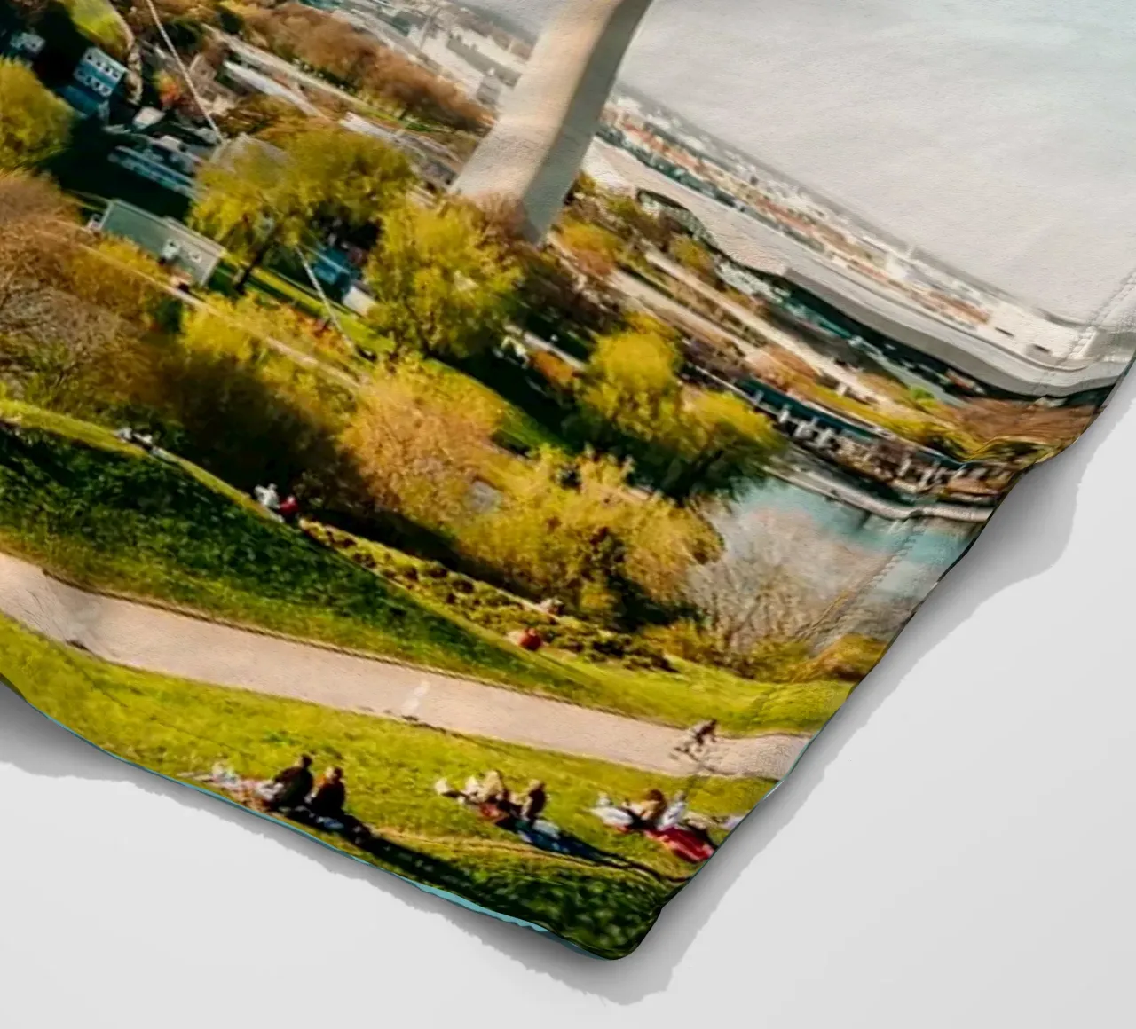Monaco di Baviera, Olympiapark e torre della televisione - Vista dall'Olympiaberg coperta in pile da Bold and Retro