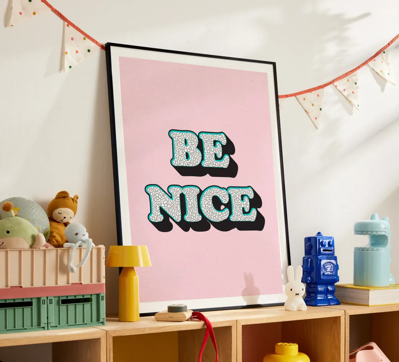 Be Nice, Rosa Blu, Citazione Tipografica poster con telaio in plastica da Peaches Art Prints