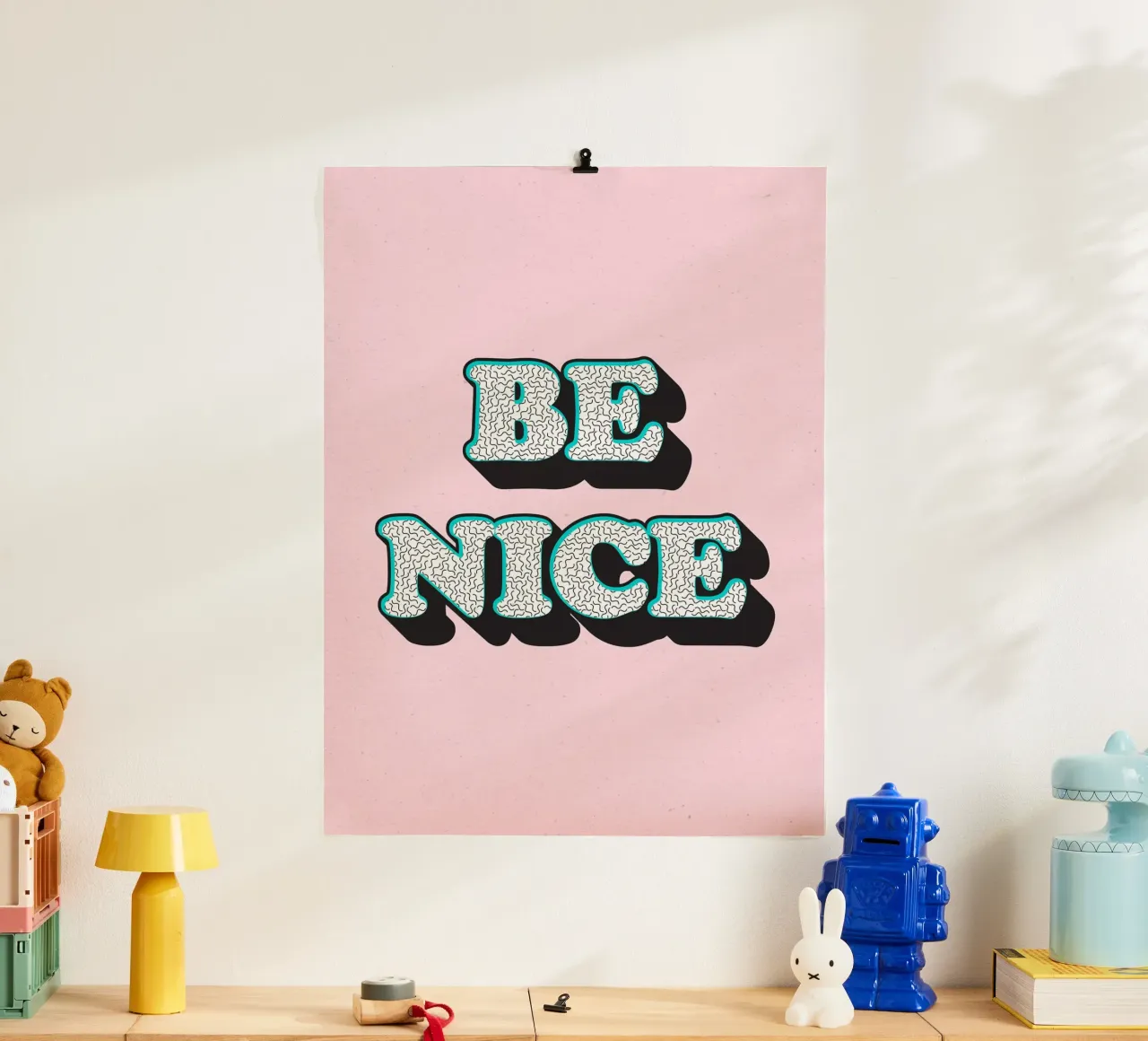 Be Nice, Rosa Blu, Citazione Tipografica poster con telaio in plastica da Peaches Art Prints