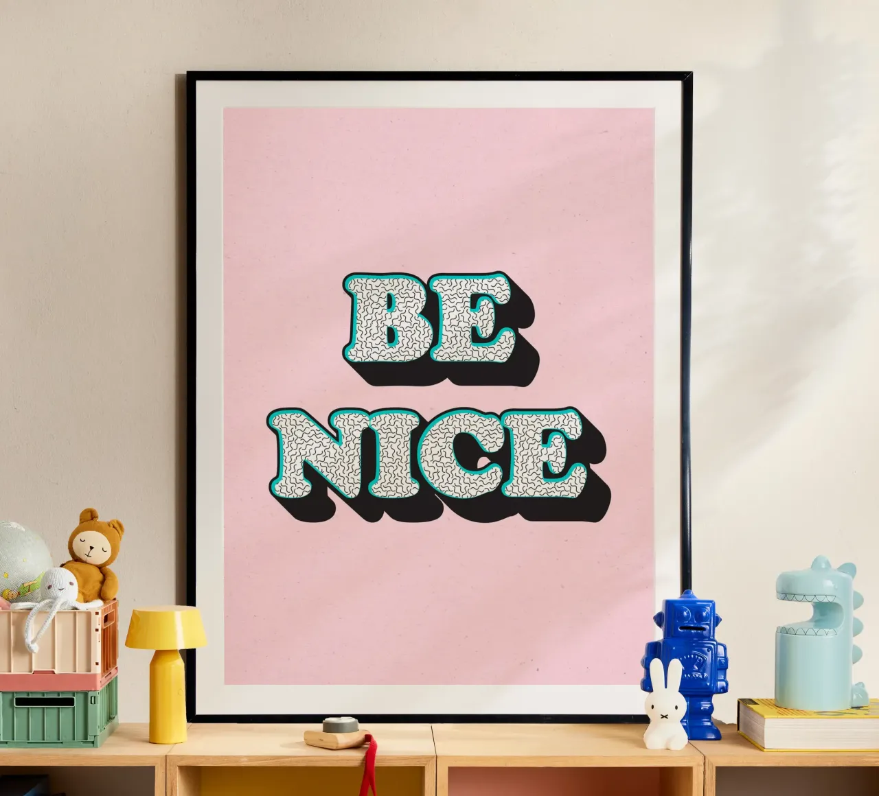 Be Nice, Rosa Blu, Citazione Tipografica poster con telaio in plastica da Peaches Art Prints