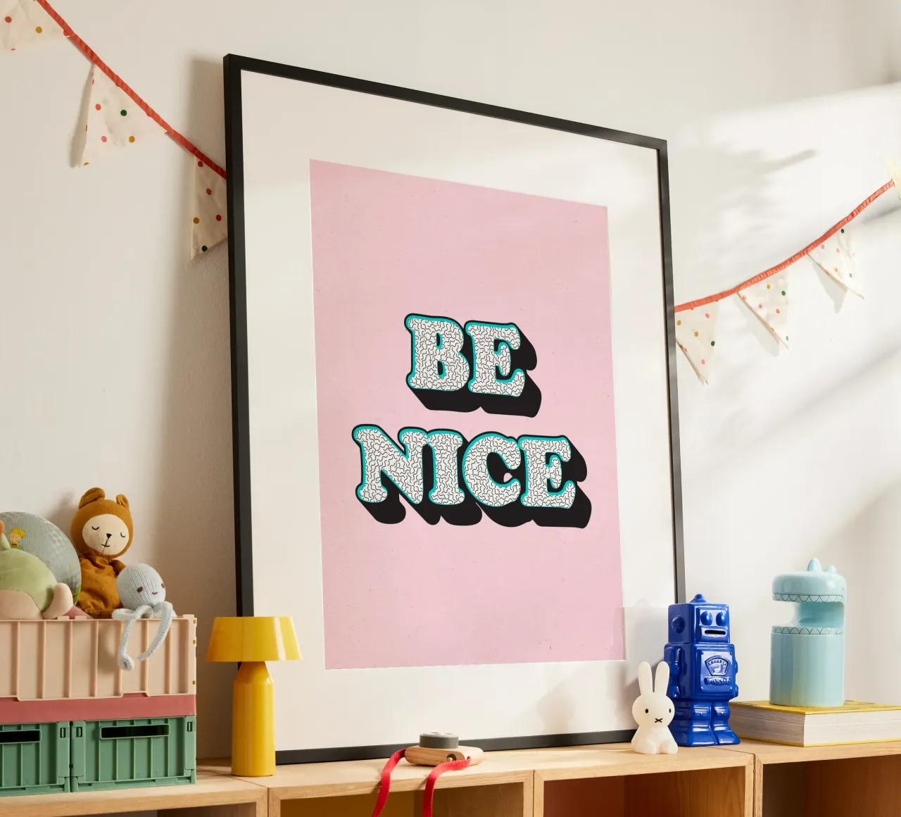 Be Nice, Rosa Blu, Citazione Tipografica poster con telaio in plastica da Peaches Art Prints