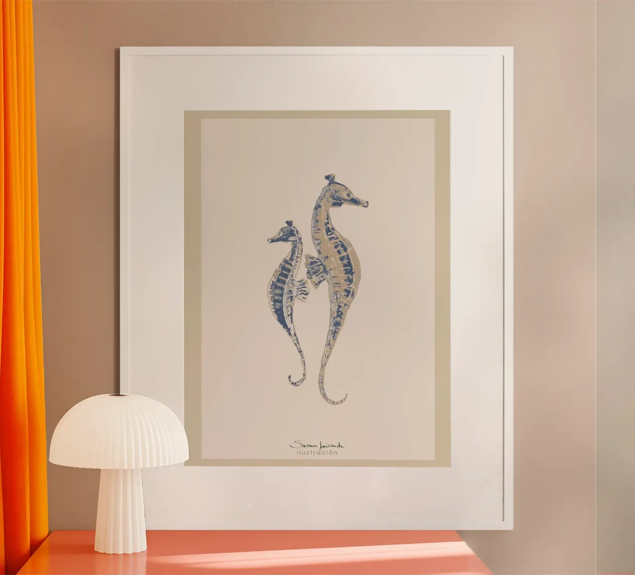 Cavalli marini blu e beige poster con telaio in plastica da Art by Susana Miranda ilustración