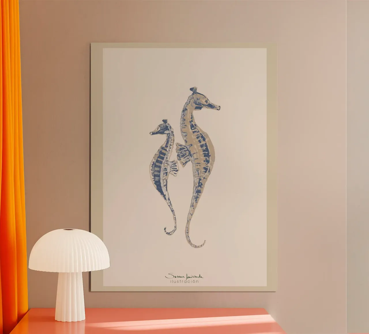 Cavalli marini blu e beige poster con telaio in plastica da Art by Susana Miranda ilustración