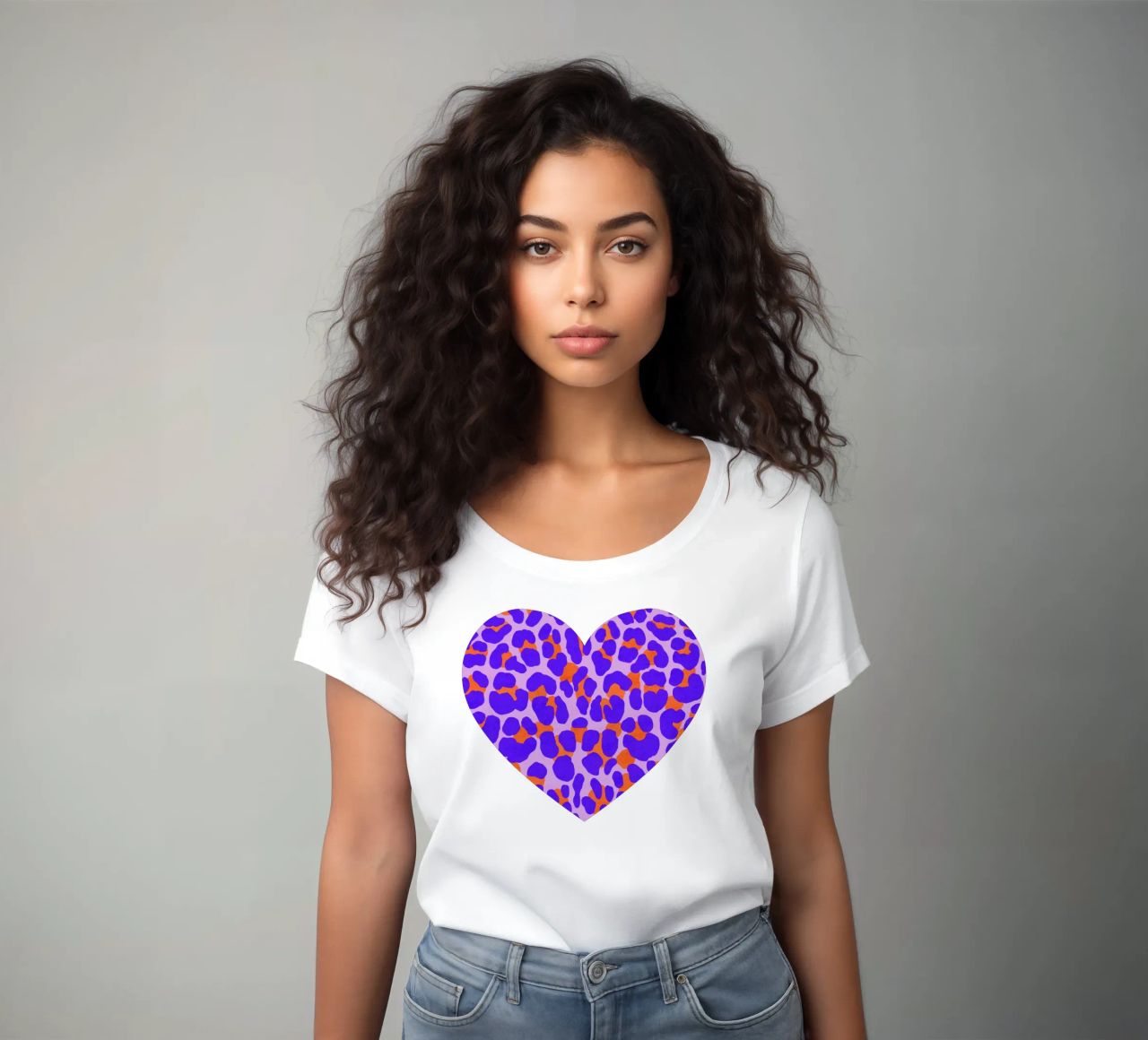 Luipaardpatroon. Modern met paars en oranje. dames t-shirt getailleerd van CalliLetters