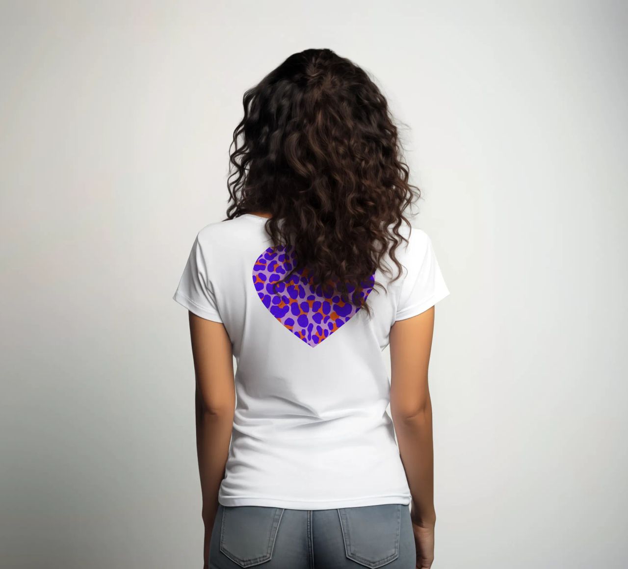 Luipaardpatroon. Modern met paars en oranje. dames t-shirt getailleerd van CalliLetters