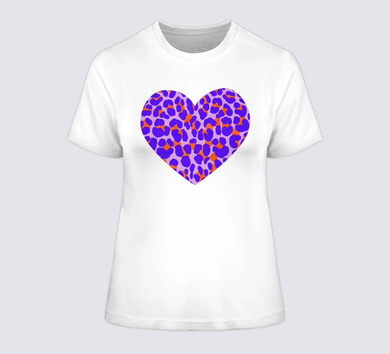 Luipaardpatroon. Modern met paars en oranje. dames t-shirt getailleerd van CalliLetters