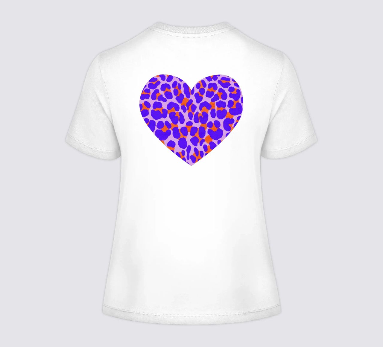 Luipaardpatroon. Modern met paars en oranje. dames t-shirt getailleerd van CalliLetters
