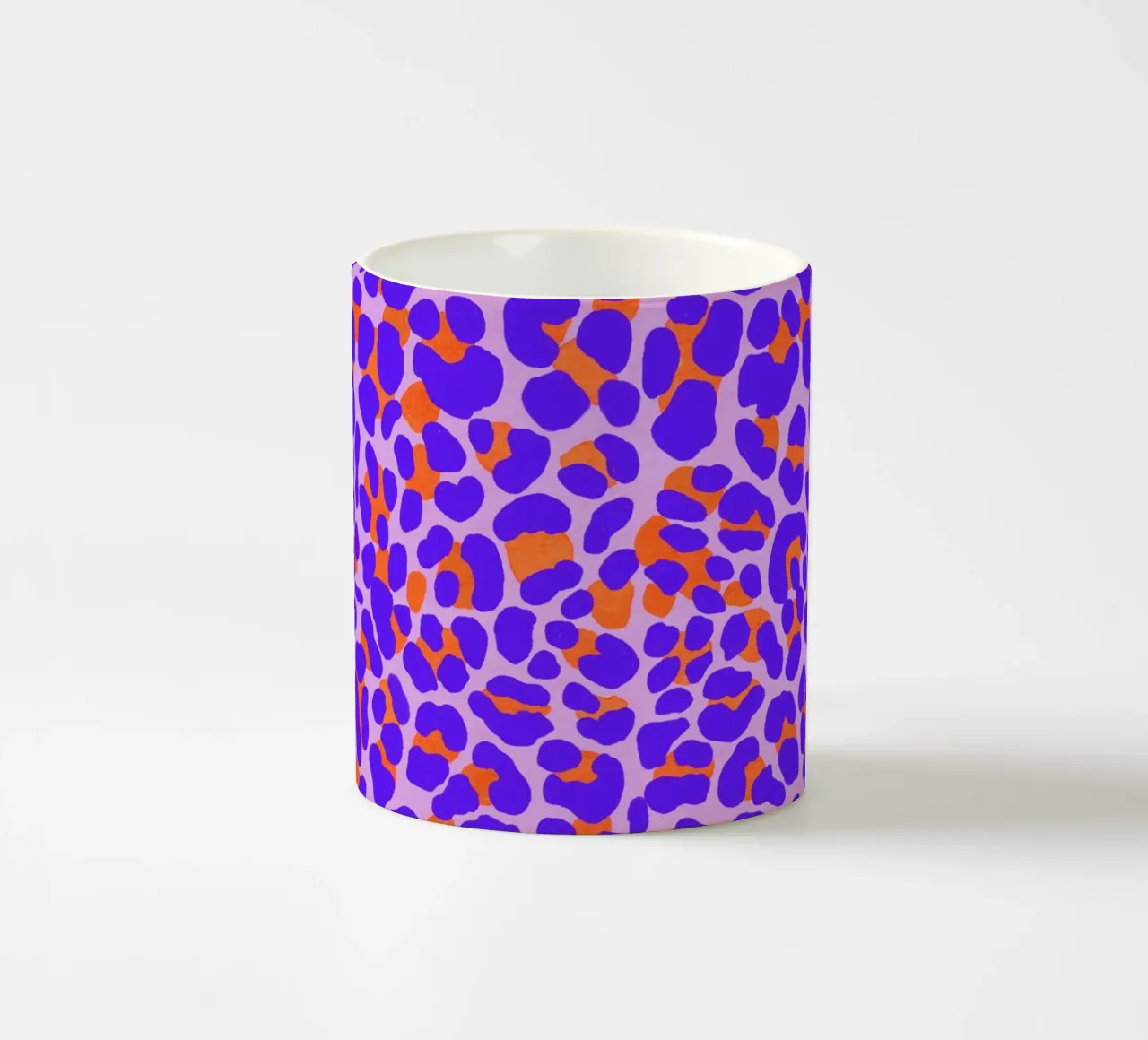 Motivo leopardato. Moderno con viola e arancione. tazza in ceramica da CalliLetters