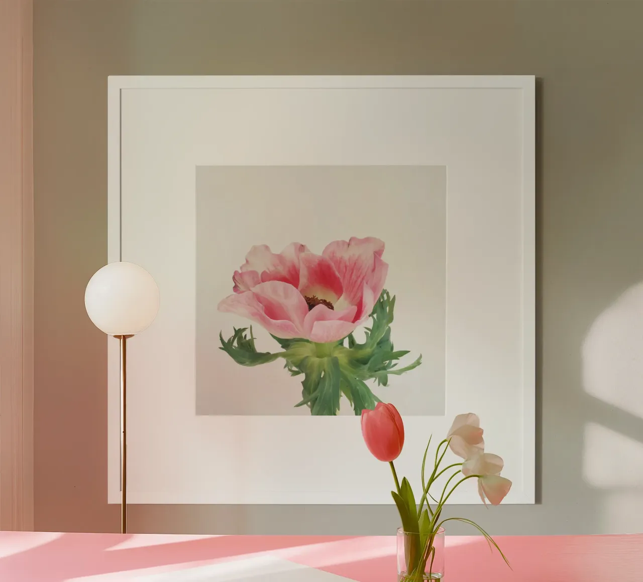 Anemone rosa poster con telaio in legno da Cassia Beck Photography