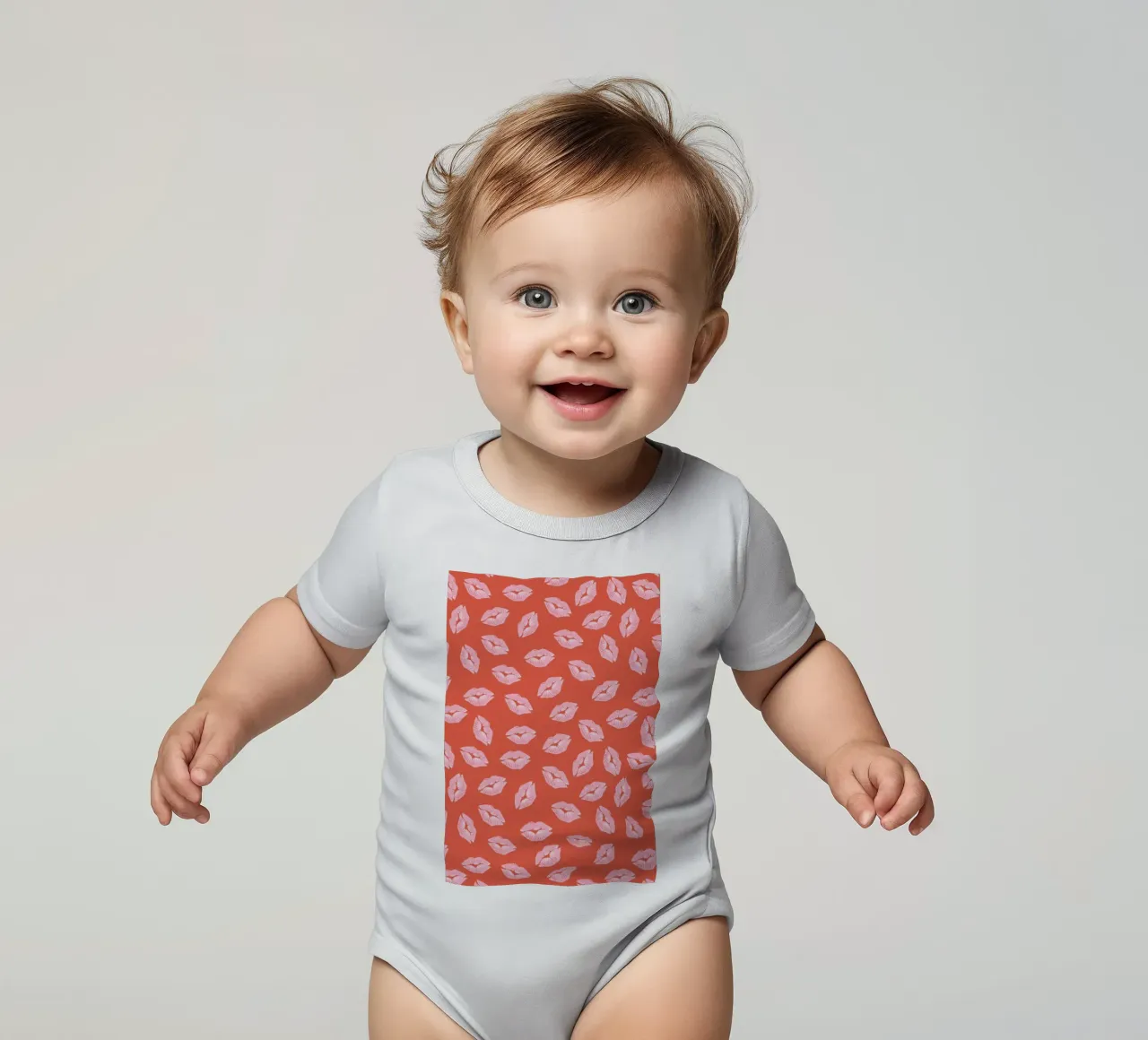 Kisses short-sleeve baby romper by Kind of Style