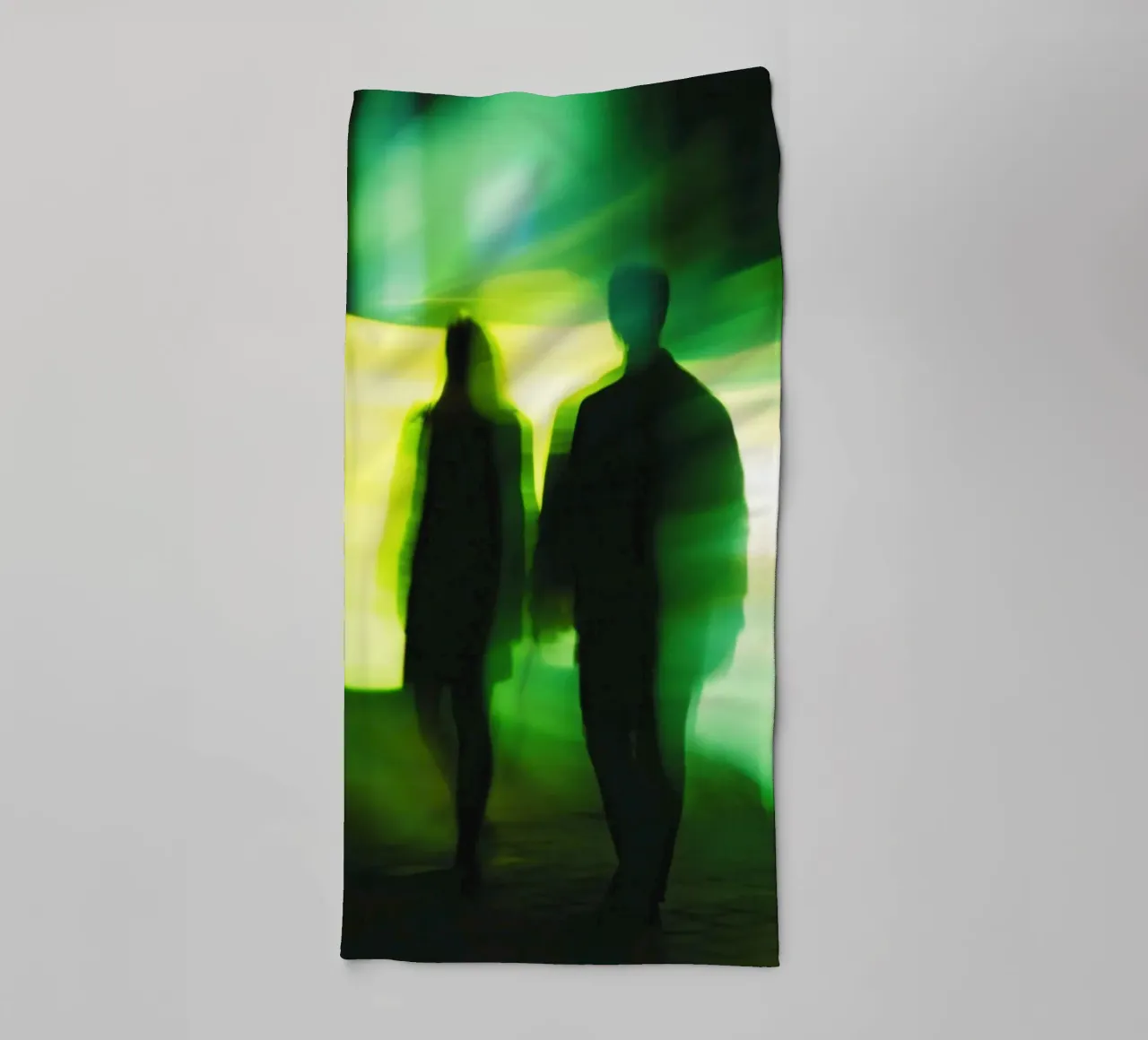 Paris unter Hypnose: Elektrische Schatten in Bewegung Handtuch von Le Flou