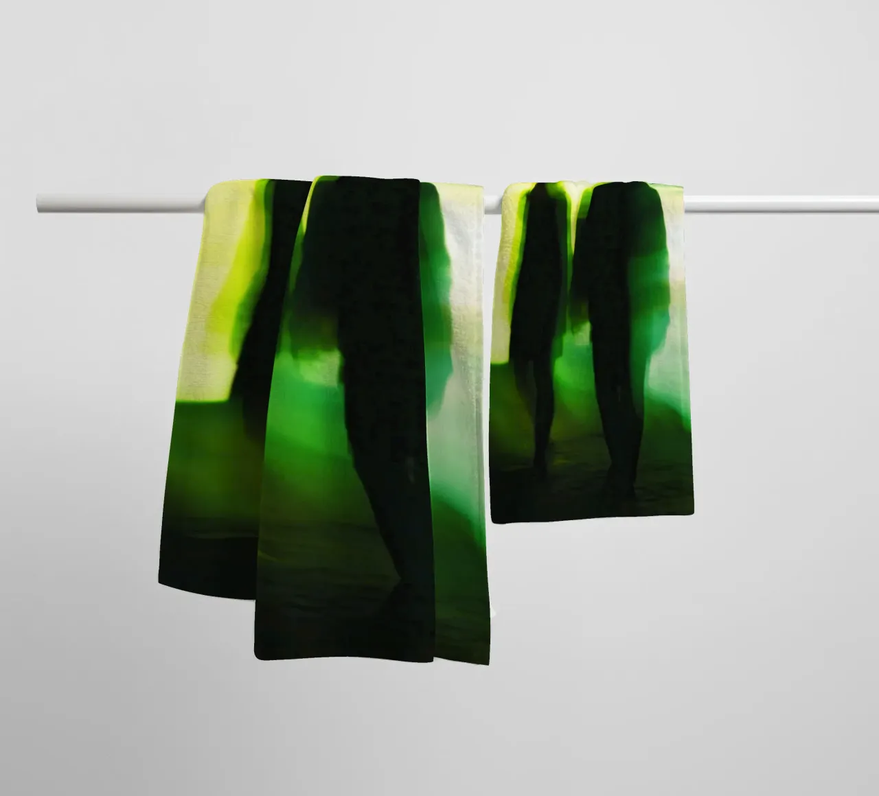 Paris unter Hypnose: Elektrische Schatten in Bewegung Handtuch von Le Flou