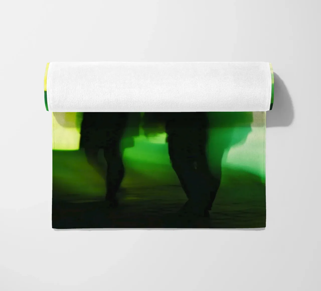 Parijs onder hypnose: Elektrische schaduwen in beweging strandhanddoek van Le Flou