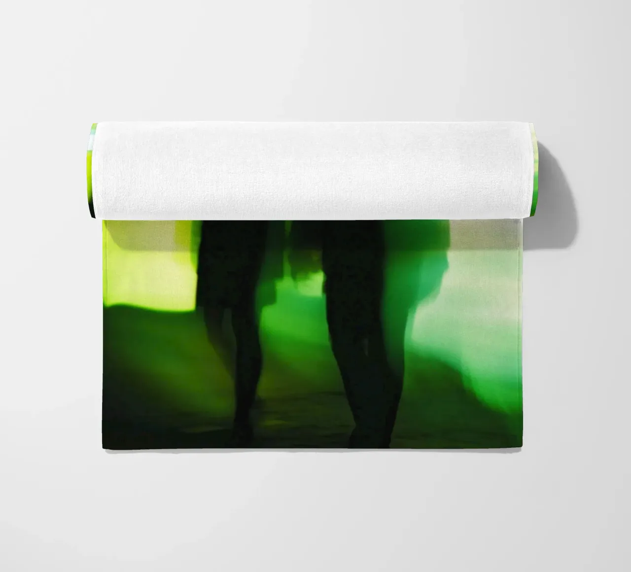 Parijs onder hypnose: Elektrische schaduwen in beweging strandhanddoek van Le Flou