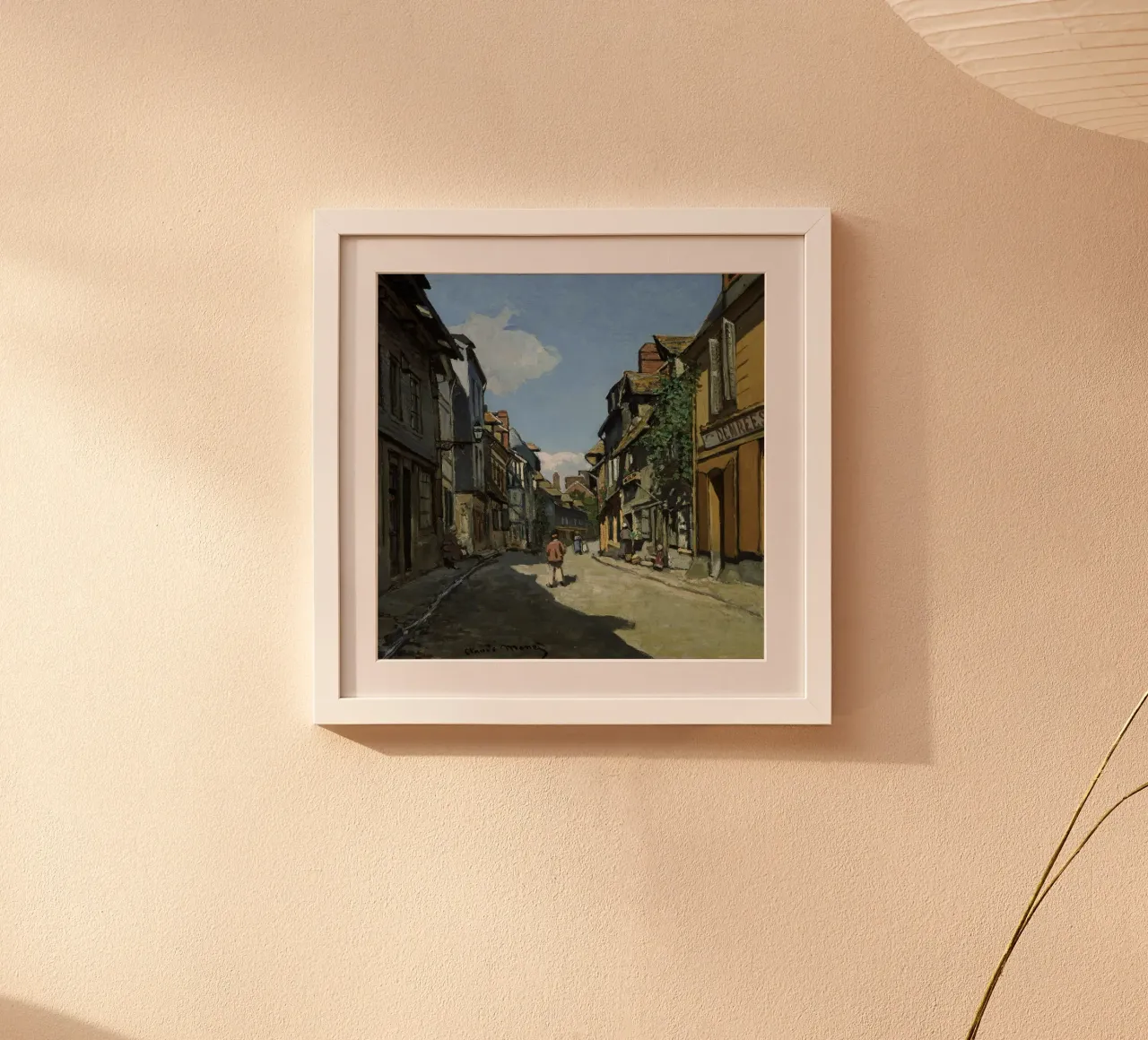 Claude Monet - Rue de la Bavole, Honfleur poster con telaio in legno da Timeless Artworks