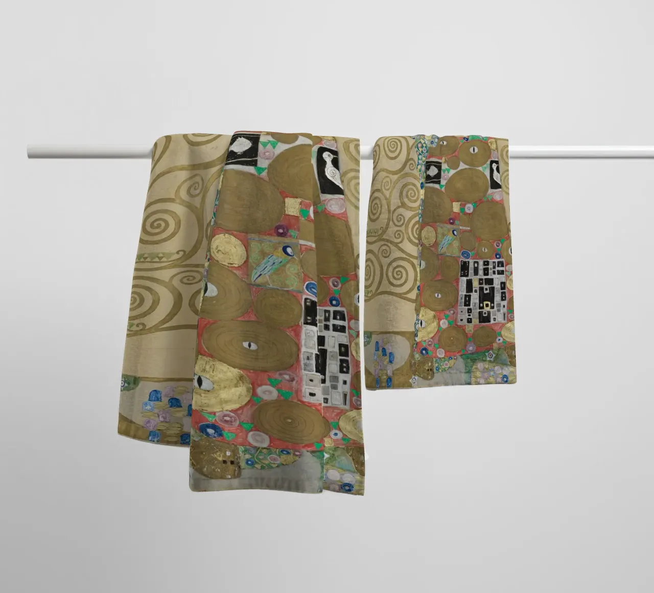 Gustav Klimt - Die Umarmung Handtuch von Timeless Artworks