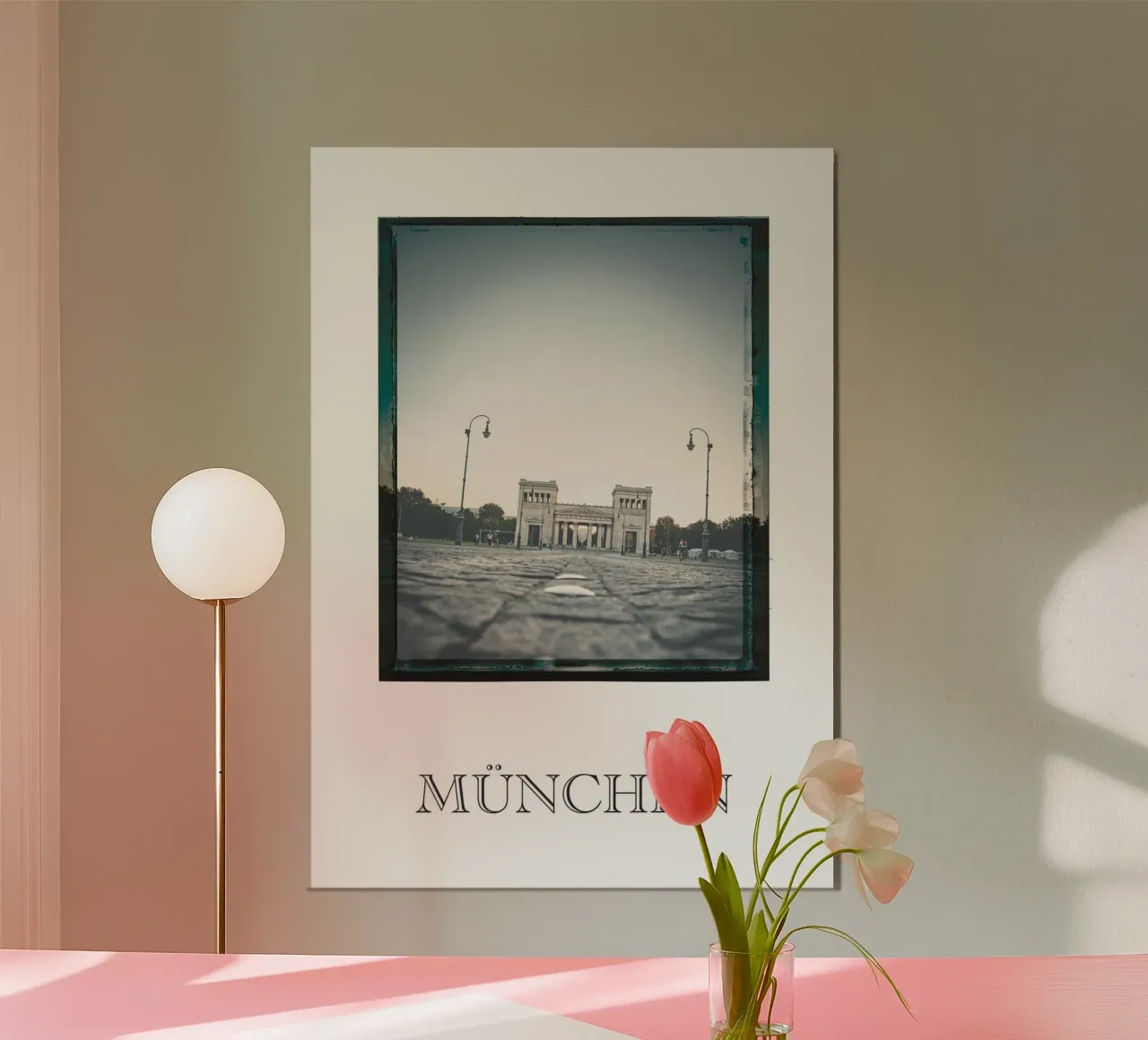 München poster con telaio in alluminio da Flo Klein