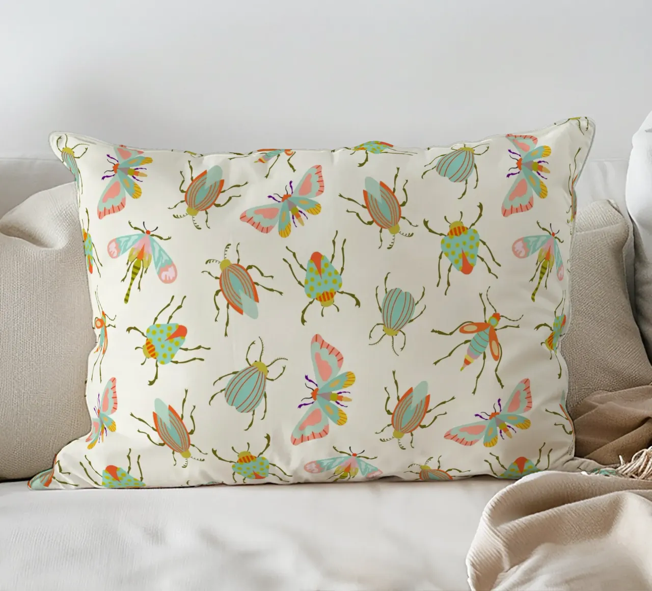 Insetti colorati su crema chiara cuscino da CoelfenArt